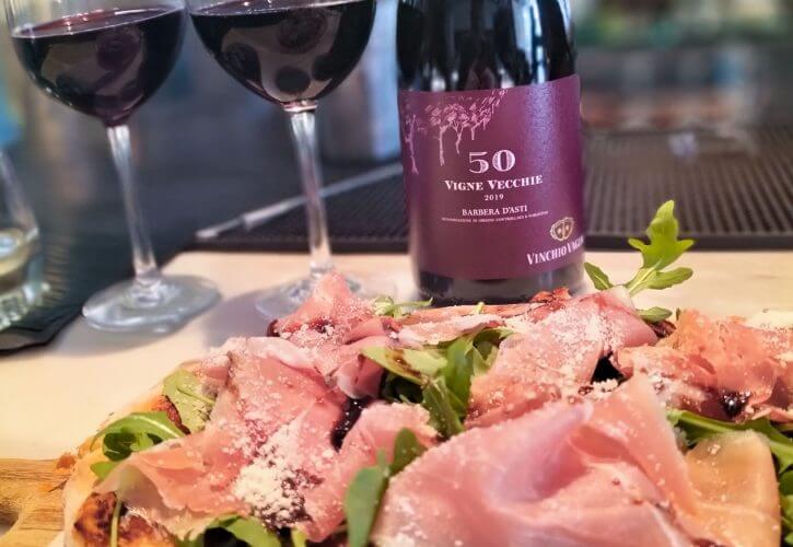 Pizza e vino: quando il calice batte la pinta