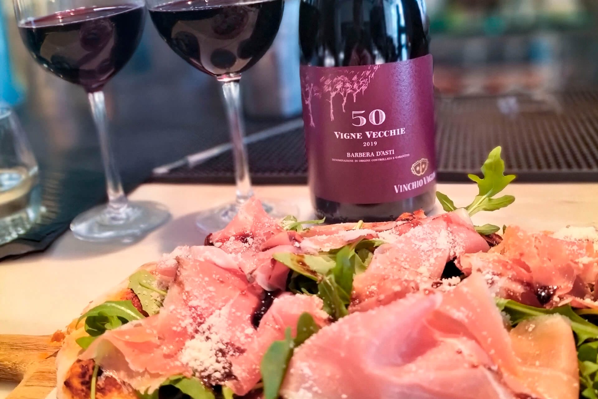 Pizza e vino: quando il calice batte la pinta